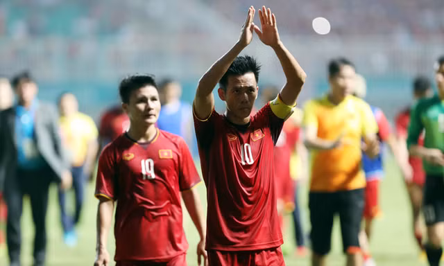 Đội trưởng Văn Quyết chào người hâm mộ sau trận đấu. Ảnh: VnExpress