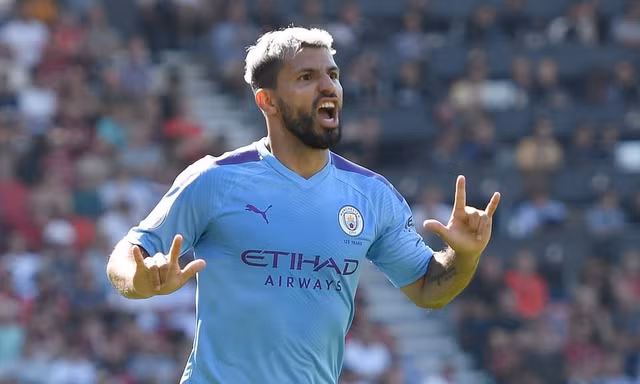 Sergio Aguero ăn mừng cú đúp vào lưới Bournemouth.