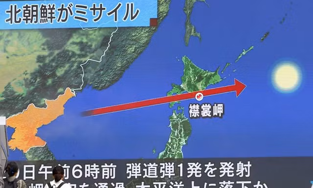 Một màn hình TV lớn ở Tokyo hiện thị đường đi của tên lửa Triều Tiên qua Nhật Bản vào ngày29/8/2017. (Ảnh: Japan Times)