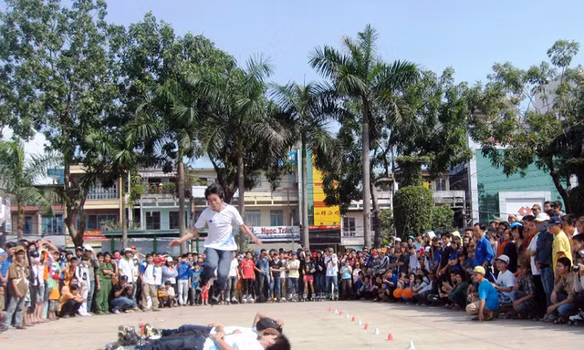 Hàng trăm khán giả trẻ cổ vũ màn trượt patin của nhóm TNT. Ảnh: H.V