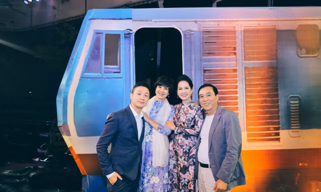 Vợ chồng nghệ sĩ Đỗ Kỷ, Hương Bông lần đầu chia sẻ về những kỷ niệm ở bến tàu