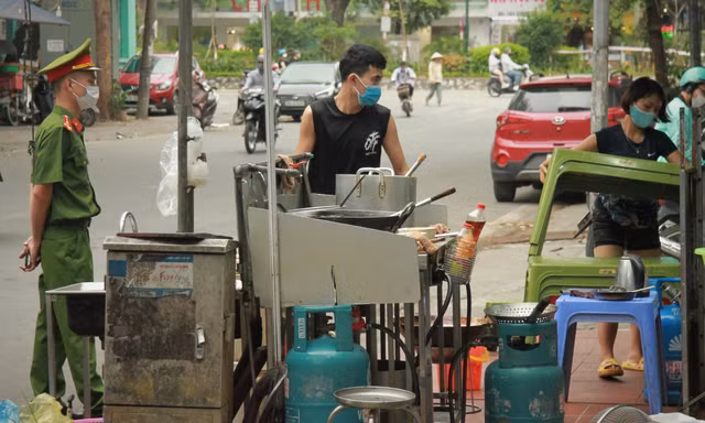 Bất chấp lệnh cấm, hàng quán vỉa hè vẫn ngang nhiên hoạt động