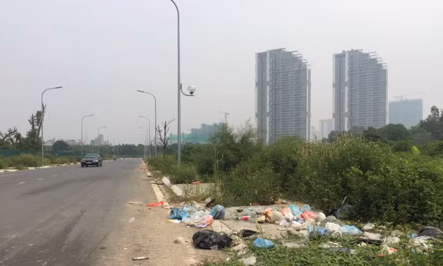 Hố trồng cây trên đường 'trăm tỷ' ở Hà Nội biến thành bãi rác