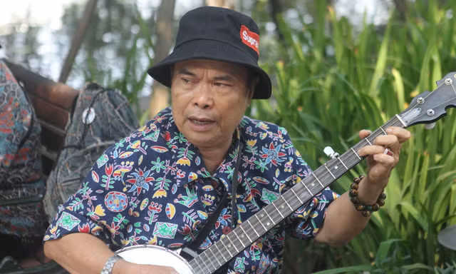 Nghệ sĩ banjo Phùng Trung Việt sinh ngày 2/9/1945. Cha ông là nhạc công của một ban nhạc Việt thời Pháp thuộc nên từ nhỏ ông đã được tiếp xúc với âm nhạc.