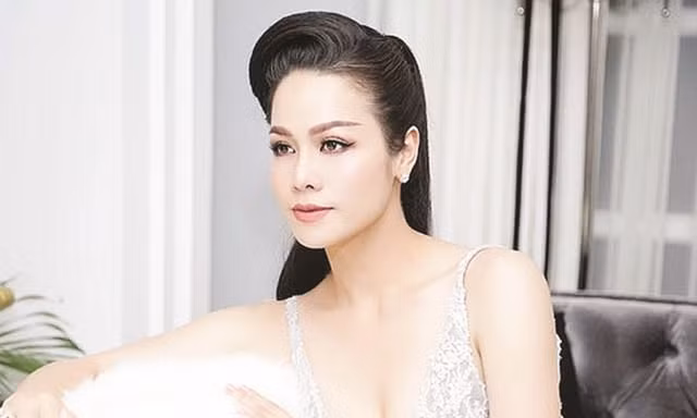 Giữa ồn ào tình cảm với Titi (HKT), Nhật Kim Anh vẫn rạng rỡ khoe xe mới tậu tiền tỷ