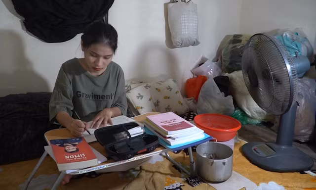 Sinh viên Hà thành chống chọi nắng nóng: Lau chiếu hàng chục lần, ngồi kín cửa hàng tiện lợi