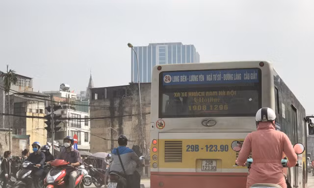 Những ‘con đường đau khổ’ đầy khói bụi ở Hà Nội