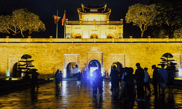 'Chạm vào quá khứ' với tour đêm 'Giải mã Hoàng thành Thăng Long'