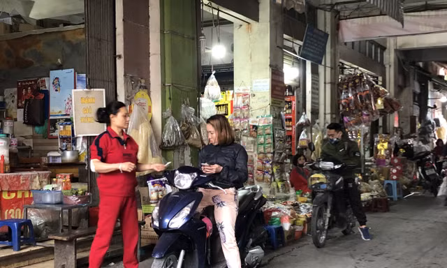 Ảnh người dân không đeo khẩu trang tại chợ Đồng Xuân