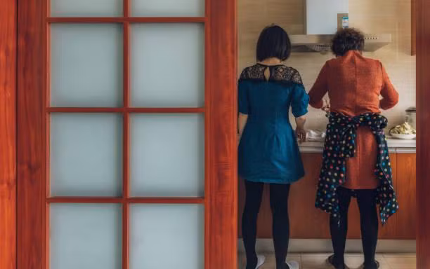 "Nhà còn đúng 2 quả bí đỏ, hay sớm mai mẹ ra đầu hẻm mua chút đồ ăn thật nhanh rồi về..."