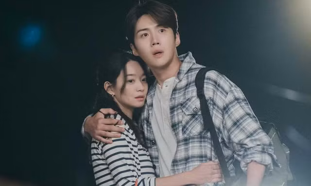 "Hometown Cha Cha Cha" mất điểm vì tình tiết lê thê, anh chị đẹp không chịu về bên nhau