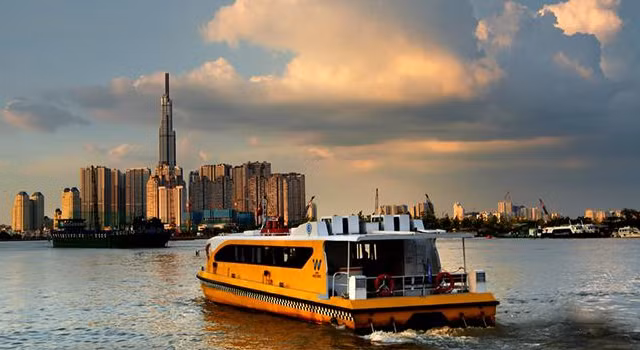 Ý tưởng Staycation cho kỳ nghỉ lễ: Du ngoạn trên Waterbus, nghỉ tại khách sạn kiểu Pháp