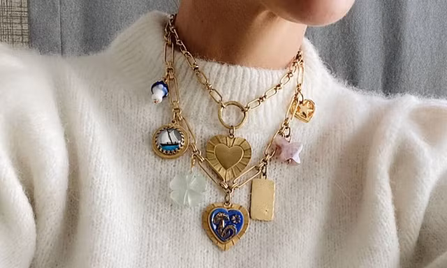 Vòng cổ đính charm, choker ngọc trai chiếm lĩnh bản đồ xu hướng phụ kiện