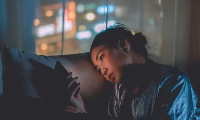 Anh ấy nhắn tin trả lời bạn sau vài giây, vài phút hay một ngày đều có thông điệp ẩn đấy!