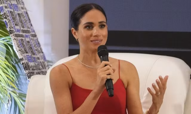 Dù đã từ bỏ tước vị Hoàng gia, Meghan Markle vẫn bị xét nét chuyện ăn mặc