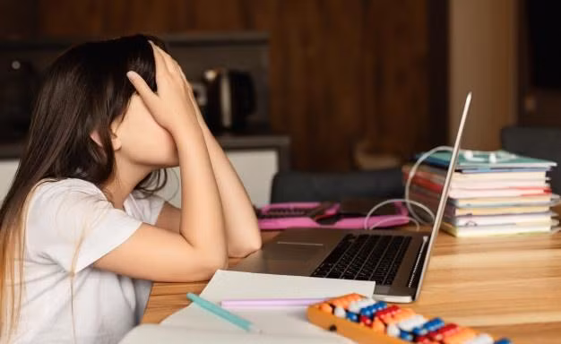 Lỗi hệ thống học online, đường truyền tậm tịt, buổi học của teen liên tục bị gián đoạn
