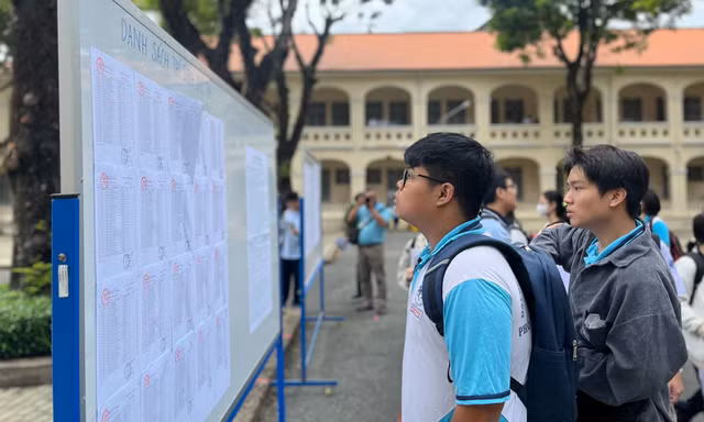 Sĩ tử TP.HCM có mặt từ sớm để làm thủ tục kỳ thi tốt nghiệp THPT 2024