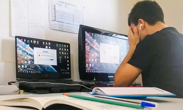 TP.HCM: Học online 3 tiết Hóa liên tục, học sáng chiều chưa đủ còn tăng ca buổi tối