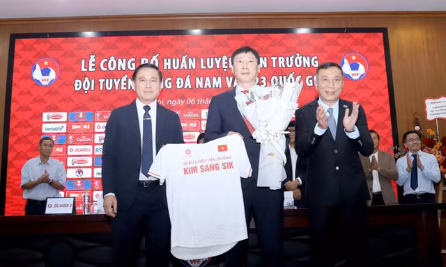 Tân HLV trưởng ĐT Việt Nam Kim Sang Sik lần đầu nhắc đến HLV Park Hang-seo