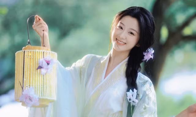 Bao Thượng Ân được khen xinh đẹp nhưng còn non khi diễn lại vai của Châu Tấn