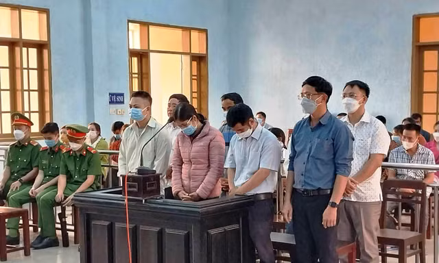 Loạt quan chức xộ khám ở Gia Lai