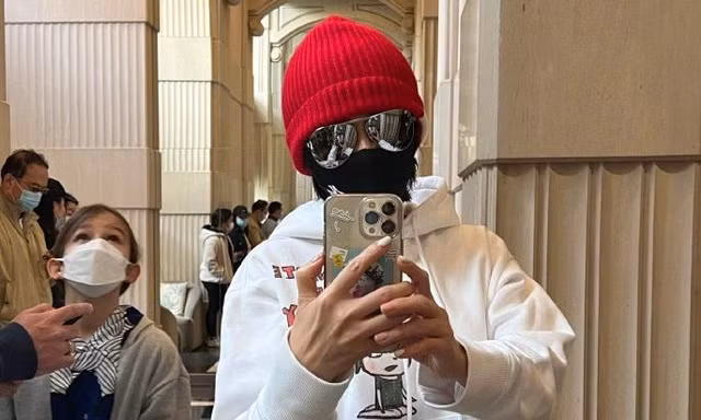 'Sao' Hoa ngữ với muôn vàn phong thái thời kỳ cách ly khiến cộng đồng mạng 'đứng hình'