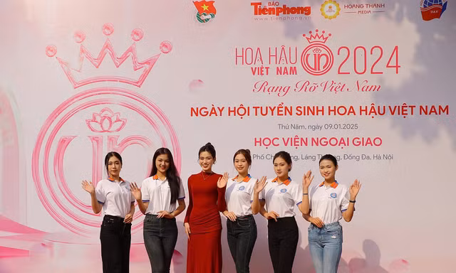 Hoa hậu Đỗ Thị Hà khoe sắc đỏ rạng rỡ bên cạnh dàn ứng viên tại Học viện Ngoại giao