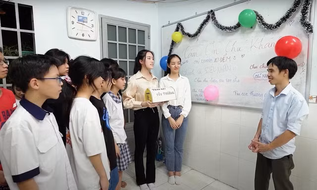 Vẻ đẹp của người thầy giáo công nhân Hoàng Trọng Khánh 13 năm dạy học miễn phí cho trẻ em nghèo 