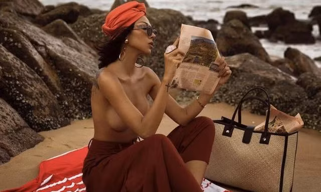 Diện bikini hở bạo xưa rồi, sao nữ này còn mê 'thả rông' bán nude khoe trọn trái đào tiên