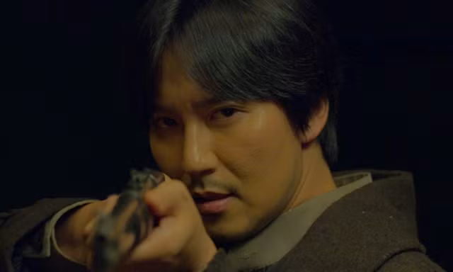 Vừa tỏa sáng làm 'Kẻ giám hộ', Kim Nam Gil lập tức 'thoát xác' với hình ảnh 'người anh hùng nô lệ'