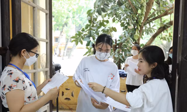 Một điểm thi mượn trường mầm non để vật dụng cá nhân của thí sinh