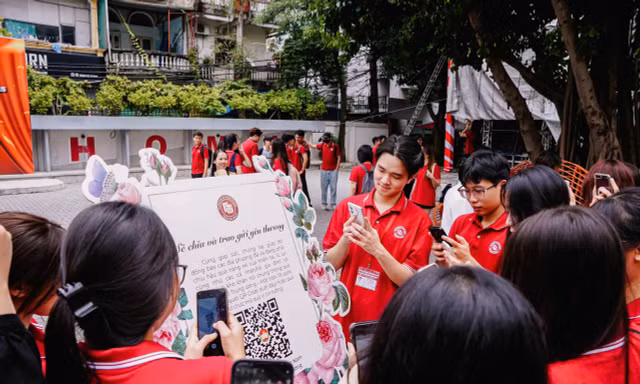 'Lẵng hoa' đặc biệt trong lễ khai giảng trường Đại học Ngoại thương
