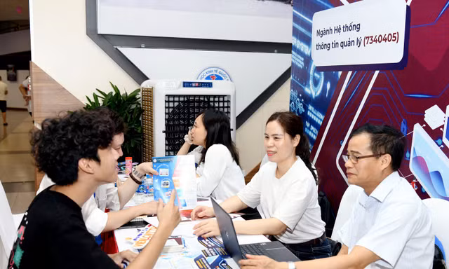 Thí sinh thực hành đăng kí xét tuyển đại học năm 2024 từ hôm nay