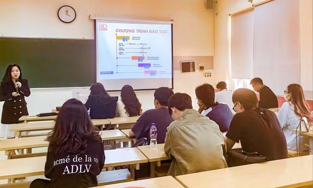 Sinh viên Trường ĐH Kinh tế Quốc dân bị 'giam bằng' tốt nghiệp: Lỗi tại ai?