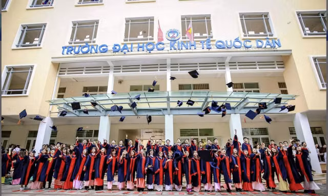 Trường Đại học Kinh tế Quốc dân lý giải việc một số sinh viên bị 'giam bằng'