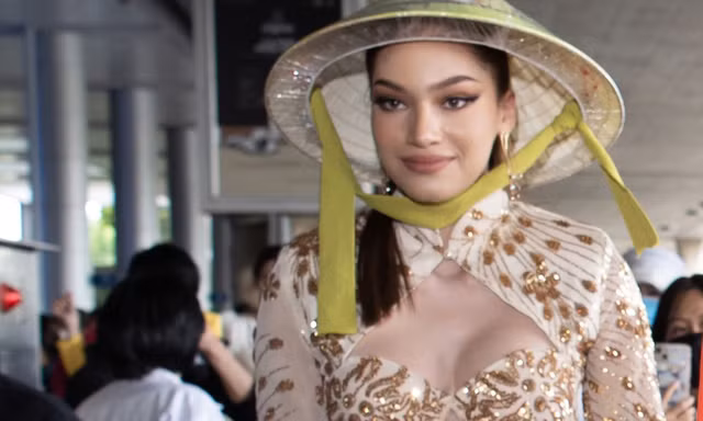 Người đẹp đi cùng ông Nawat gây tranh cãi vì mặc áo dài hở đến Việt Nam