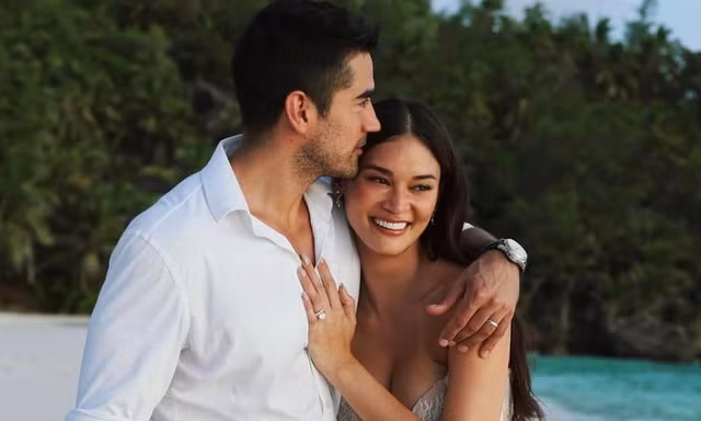 Hoa hậu Hoàn vũ Pia Wurtzbach đi chân trần trong lễ cưới