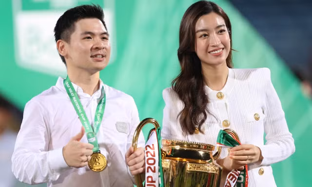Hoa hậu Mỹ Linh: 'Mong đội bóng của ông xã làm nên lịch sử ở Siêu cúp'