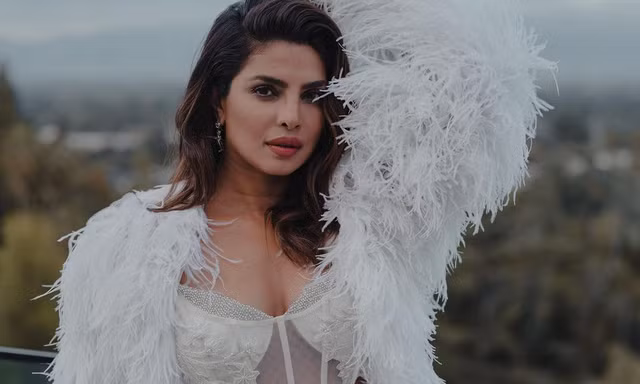 Hoa hậu Thế giới Priyanka Chopra mặc xuyên thấu ở tuổi 41