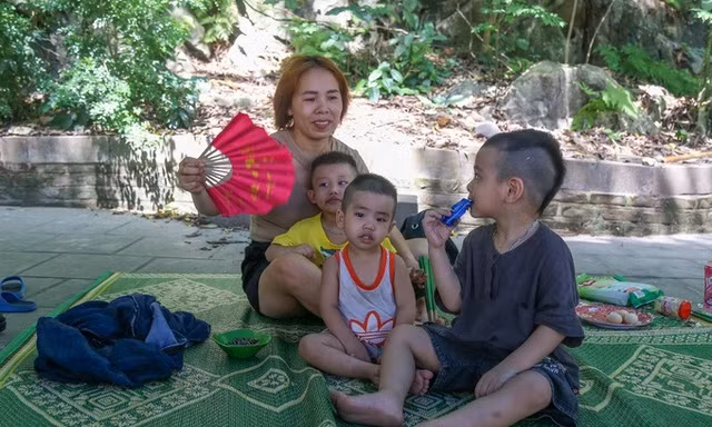 Mất điện, người Hà Nội chui hang động trốn nóng
