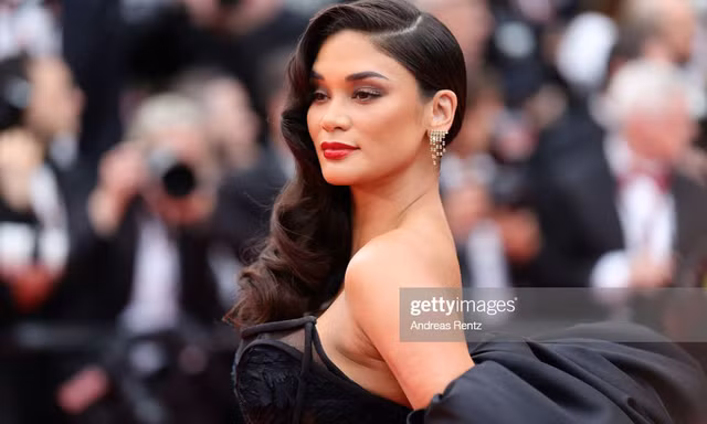 Hoa hậu Hoàn vũ khoe lưng trần ở Cannes sau khi kết hôn bí mật