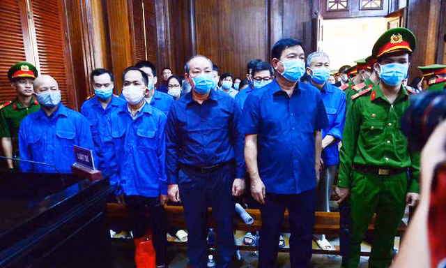 Các bị cáo tại phiên tòa hôm qua 14/12. Ảnh: Tân Châu