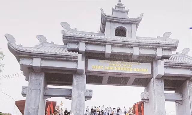 Du khách thăm quan Thiền viện Trúc Lâm Phượng Hoàng