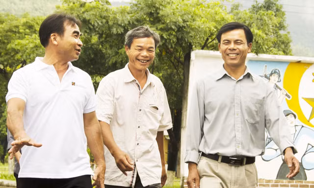 Cựu chiến binh Phạm Văn Nhân (ở giữa) luôn là tâm điểm bông đùa của anh em. Ảnh: Văn Chương 