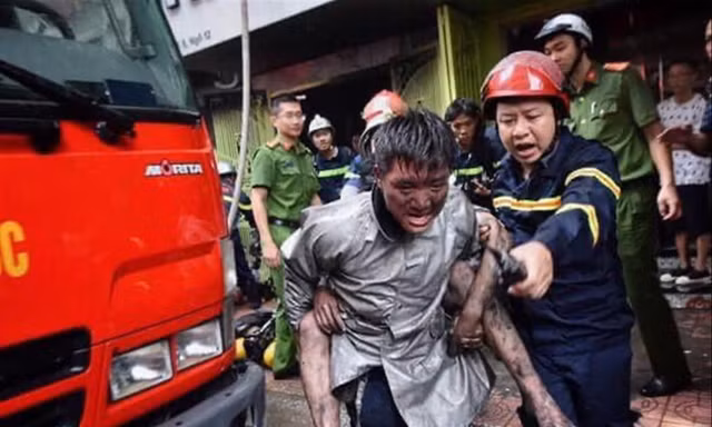 Bức ảnh trung úy Vũ Ngọc Hoàng cõng em Nguyễn Hoàng Giang thoát khỏi đám cháy từ tầng 4 từng làm lay động hàng triệu trái tim bạn đọc. Ảnh: NVCC