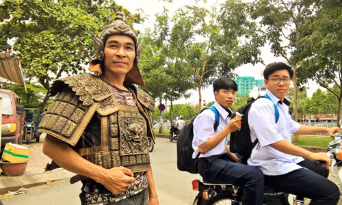 Phạm Việt Cường trong bộ giáp trụ anh thiết kế cho một bộ phim sắp được thực hiện. Ảnh: Trần Nguyễn Anh