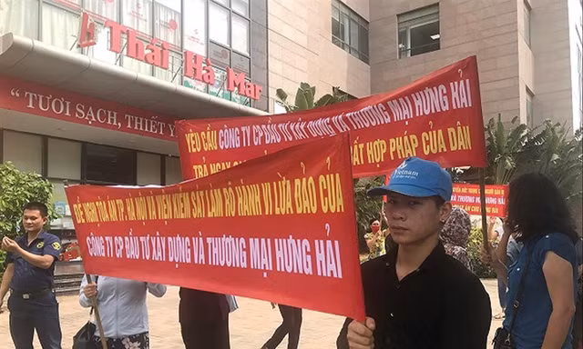 Người dân căng băng rôn đòi hơn 200 tỷ bị chiếm đoạt vì dự án “ma”