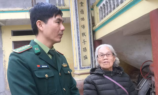 Đại úy Doãn Đức Giang (bên trái) luôn đi cơ sở, gần gũi dân, được dân tin yêu. Ảnh: Duy Chiến