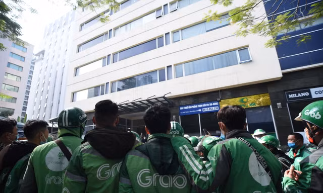 Tài xế tập trung đình công trước văn phòng Grab tại Cầu Giấy, Hà Nội sáng 7/12 Ảnh: Anh Tuấn 