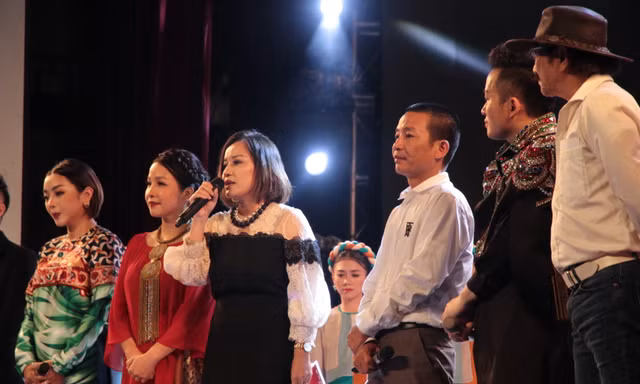 Đại diện gia đình và các nghệ sĩ tham gia đêm nhạc Phó Đức Phương Khúc hát phiêu ly (Nhà hát Lớn Hà Nội, 10/7) nói lời tri ân khán giả. Ảnh: N.M.Hà 